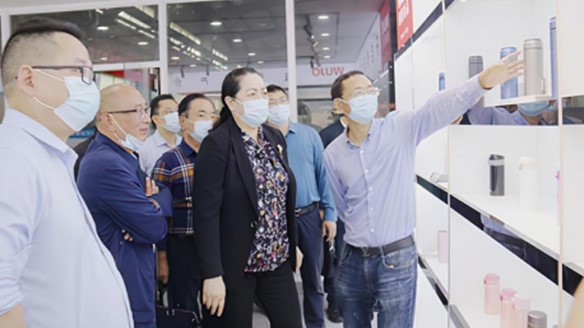 婁底市人大常委會副主任李有才調(diào)研湖南康鈦爾 婁底市人大常委會副主任李有才調(diào)研湖南康鈦爾